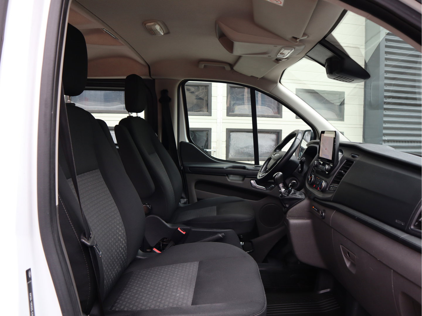 Ford Transit Custom 280 2.0 TDCI 130pk Euro 6 - DC 5 Pers. - Trekhaak - Airco - Navi