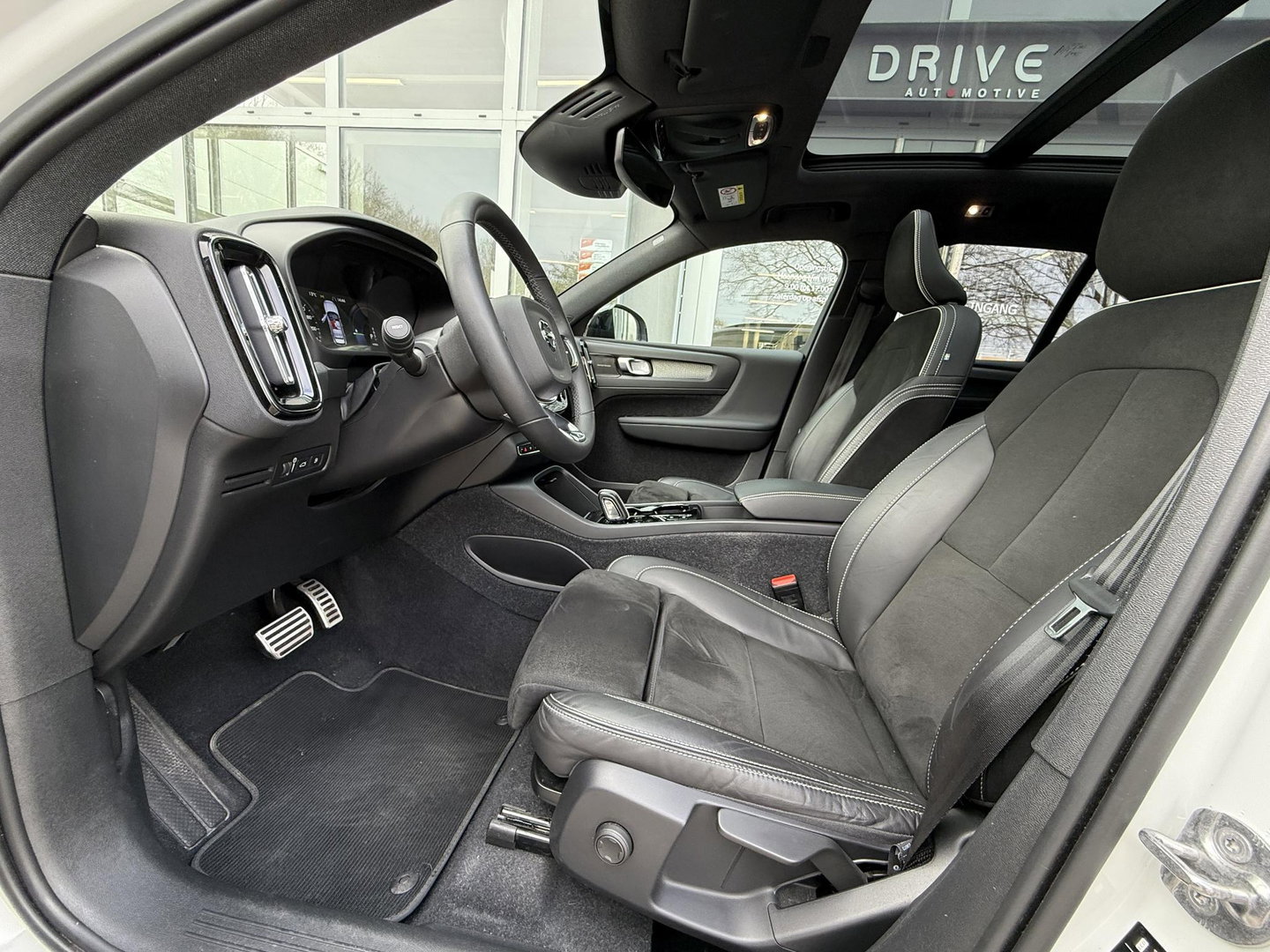 Volvo XC40 1.5 T4 Recharge R-Design |Pano|H/K|Winterpakket|360Cam|Trekhaak