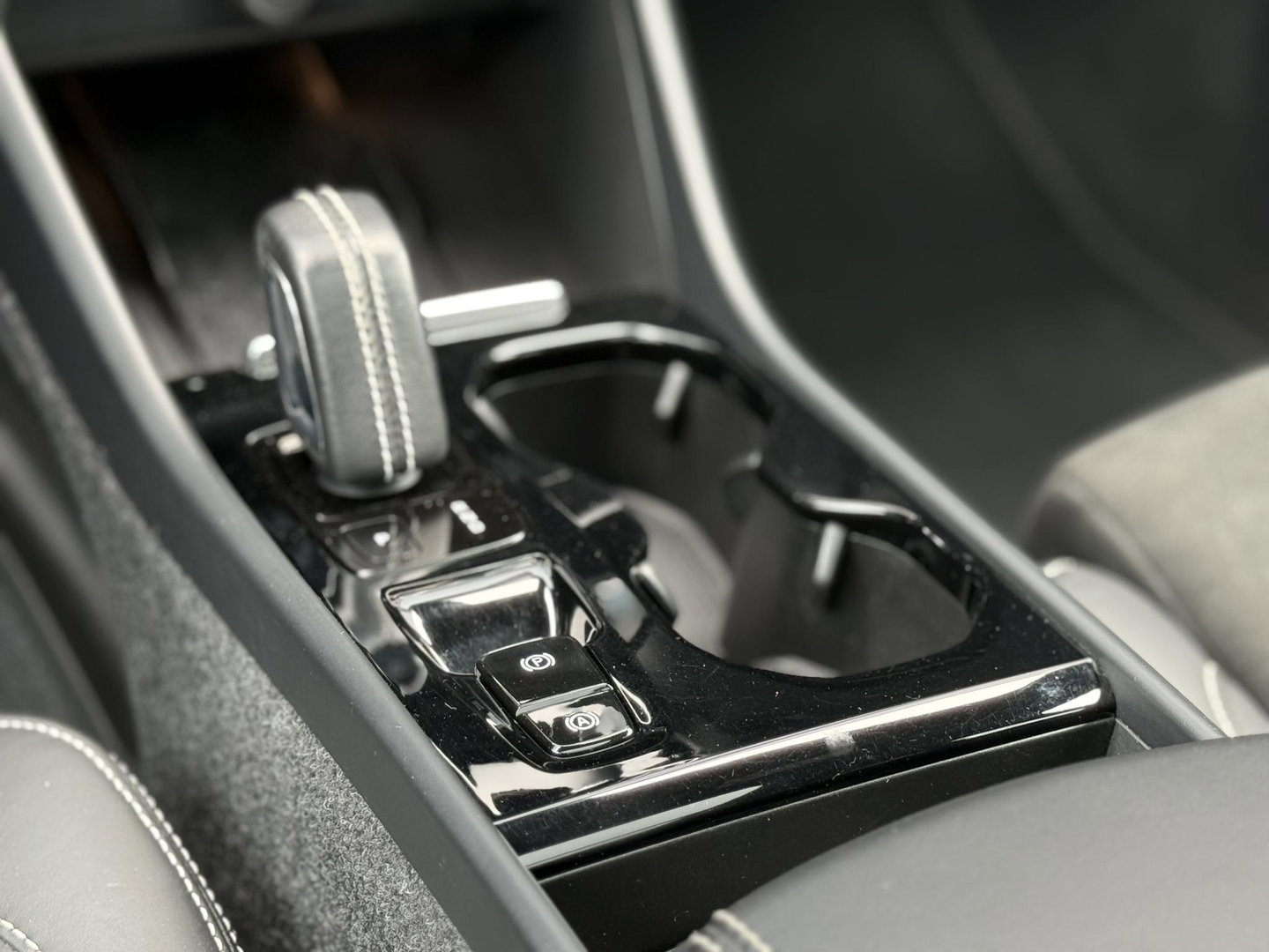 Volvo XC40 1.5 T4 Recharge R-Design |Pano|H/K|Winterpakket|360Cam|Trekhaak