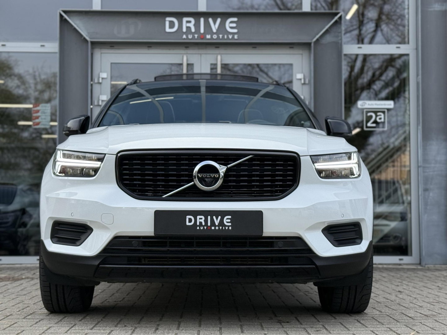 Volvo XC40 1.5 T4 Recharge R-Design |Pano|H/K|Winterpakket|360Cam|Trekhaak