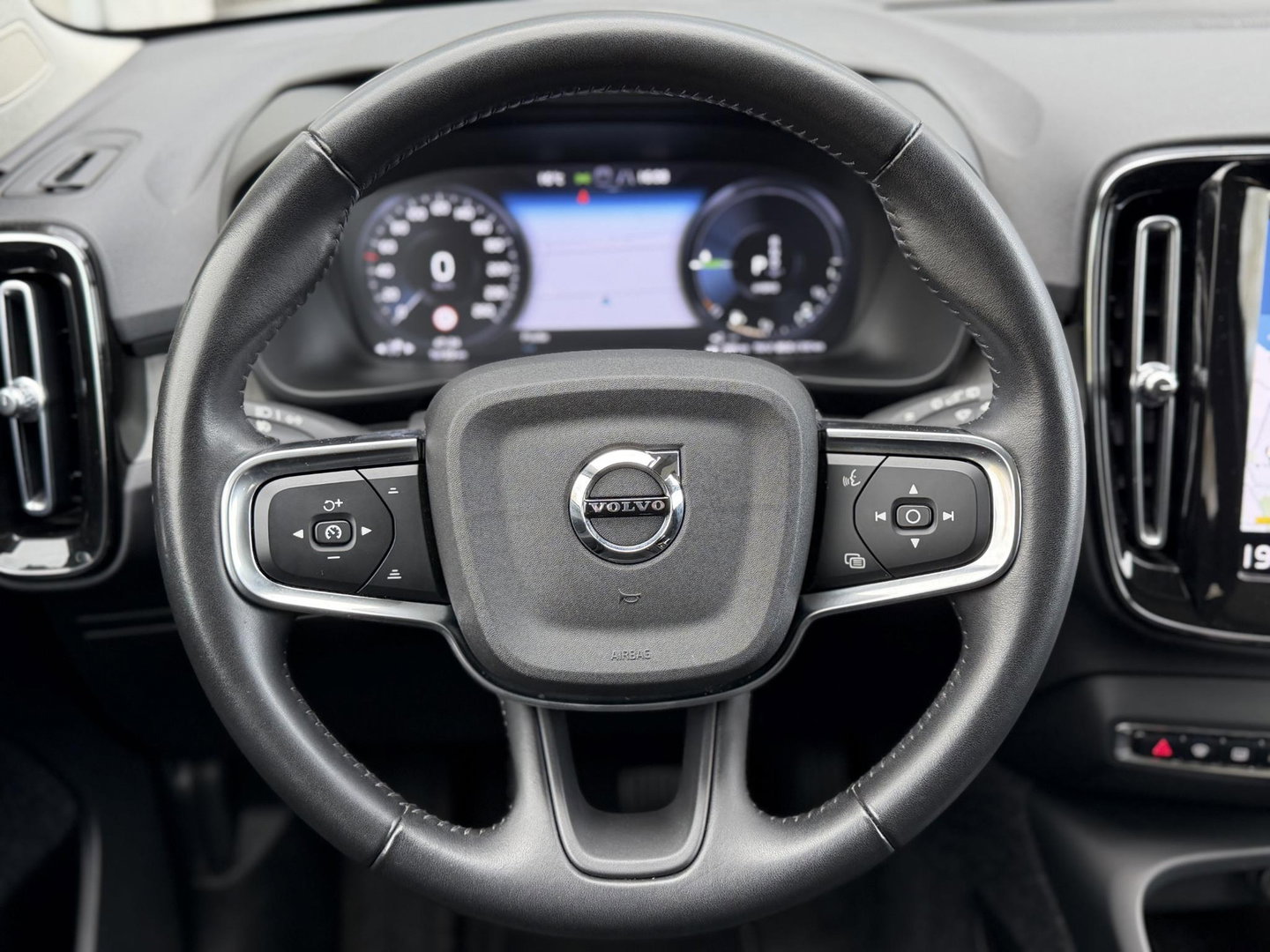 Volvo XC40 1.5 T5 Recharge Inscription |Pano|H/K|360CAM|Leer|Memory|PilotAssist|Trekhaak|Thunder Grey