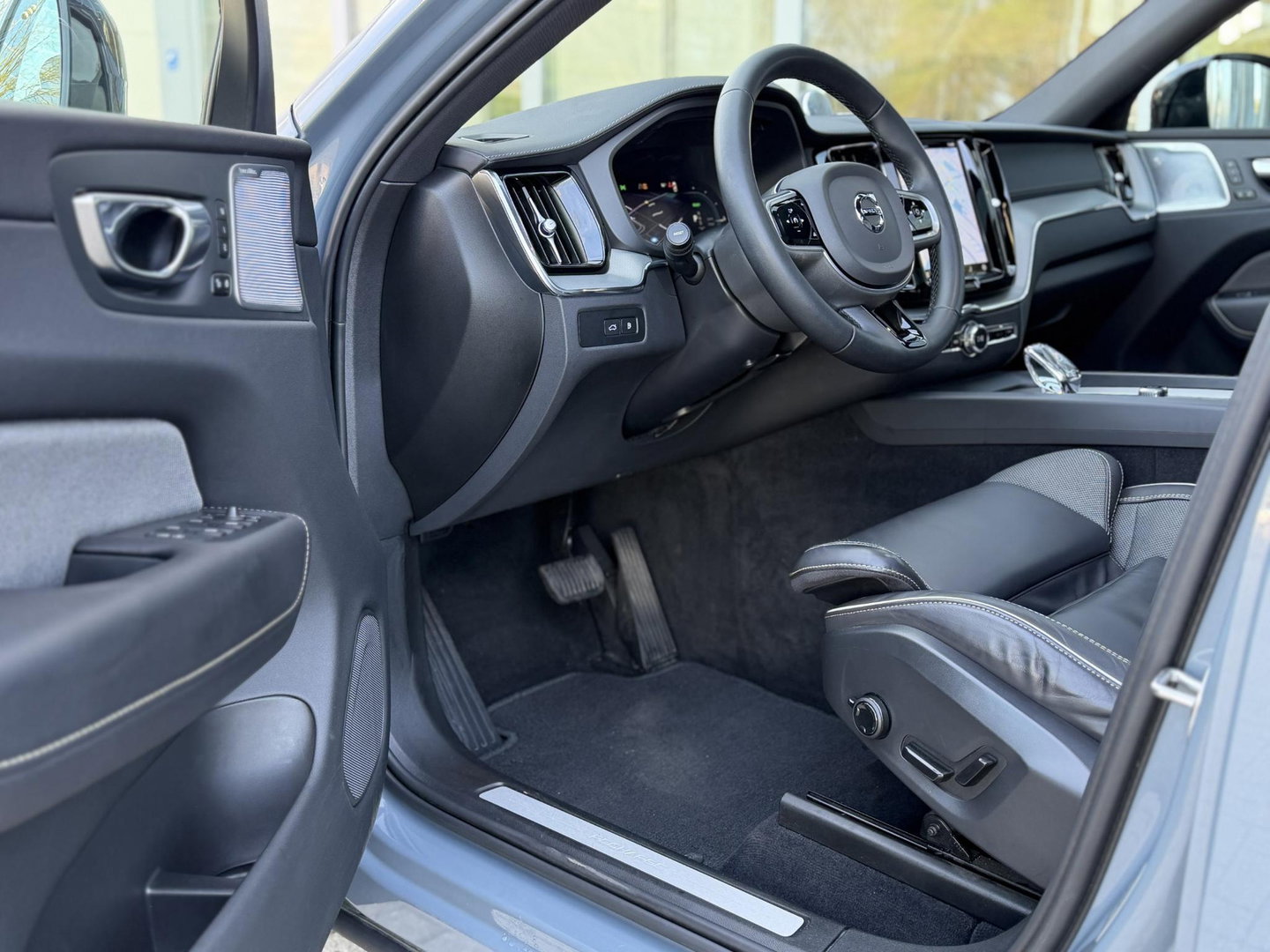 Volvo XC60 2.0 T8 Plug-in hybrid AWD Ultimate Dark |Pano|Luchtvering|Bowers & Wilkins|21"