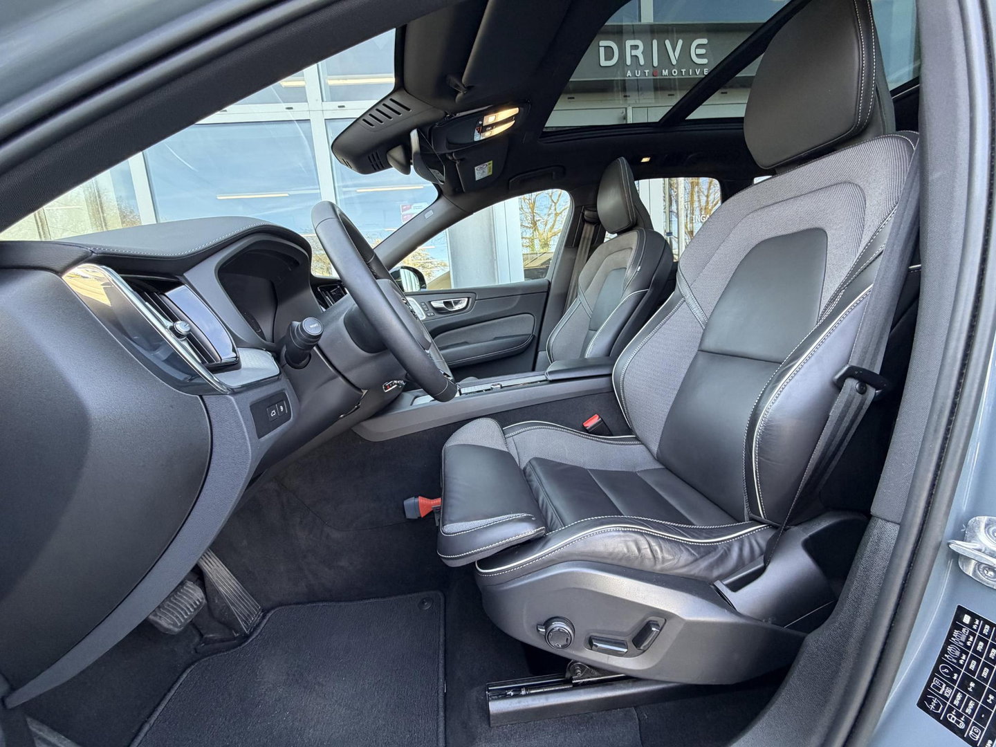 Volvo XC60 2.0 T8 Plug-in hybrid AWD Ultimate Dark |Pano|Luchtvering|Bowers & Wilkins|21"