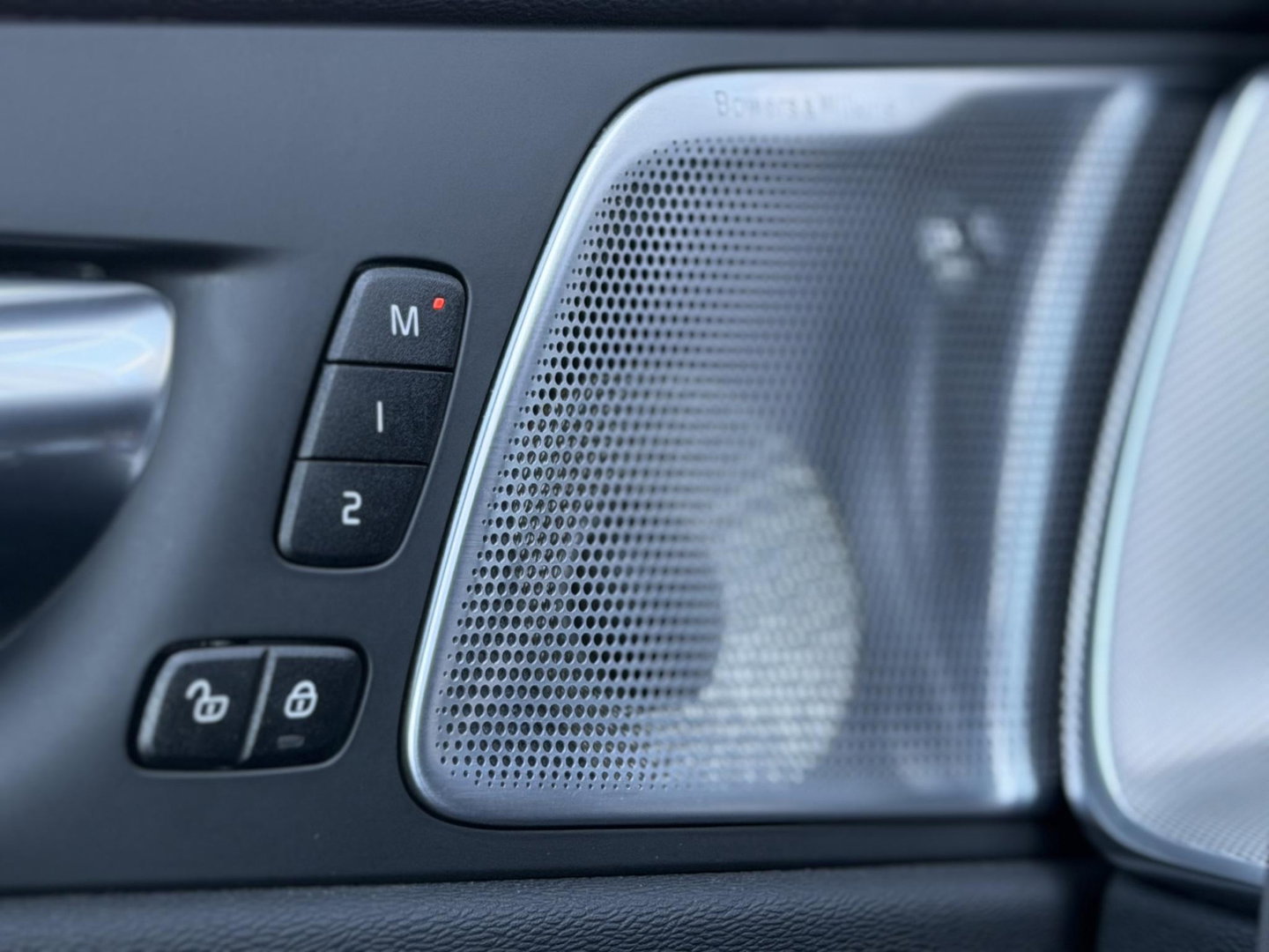 Volvo XC60 2.0 T8 Plug-in hybrid AWD Ultimate Dark |Pano|Luchtvering|Bowers & Wilkins|21"