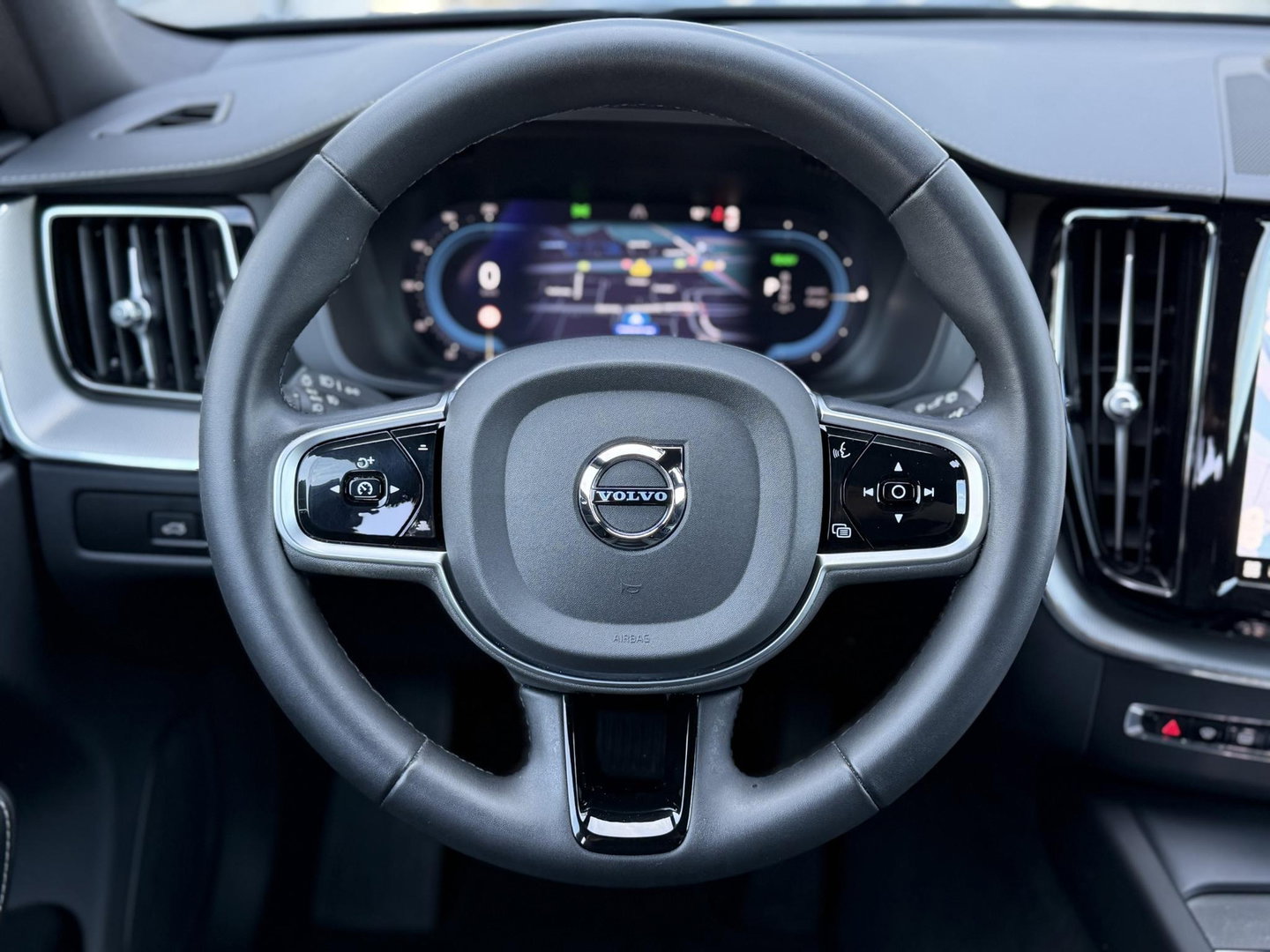 Volvo XC60 2.0 T8 Plug-in hybrid AWD Ultimate Dark |Pano|Luchtvering|Bowers & Wilkins|21"