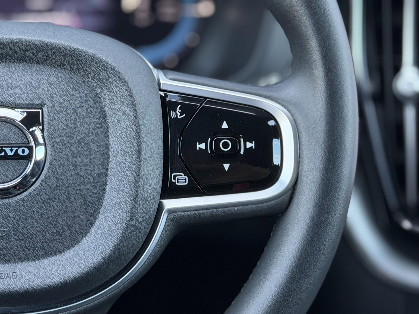 Volvo XC60 2.0 T8 Plug-in hybrid AWD Ultimate Dark |Pano|Luchtvering|Bowers & Wilkins|21"