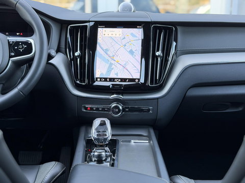 Volvo XC60 2.0 T8 Plug-in hybrid AWD Ultimate Dark |Pano|Luchtvering|Bowers & Wilkins|21"