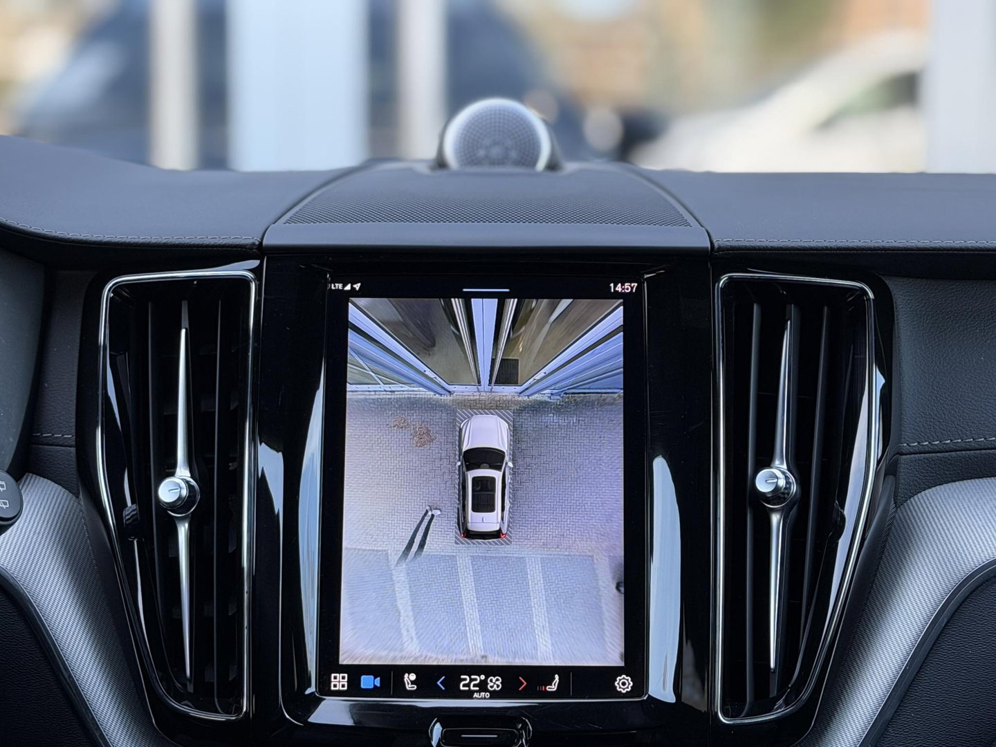 Volvo XC60 2.0 T8 Plug-in hybrid AWD Ultimate Dark |Pano|Luchtvering|Bowers & Wilkins|21"