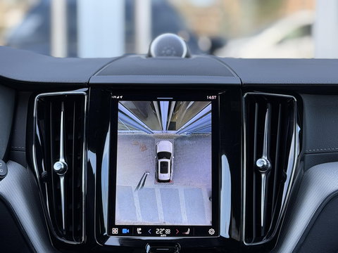 Volvo XC60 2.0 T8 Plug-in hybrid AWD Ultimate Dark |Pano|Luchtvering|Bowers & Wilkins|21"