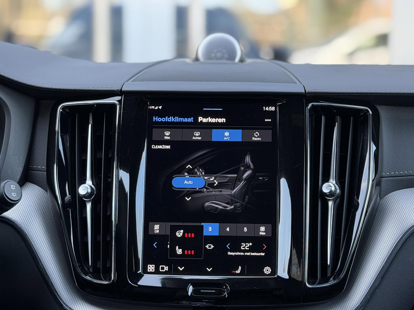 Volvo XC60 2.0 T8 Plug-in hybrid AWD Ultimate Dark |Pano|Luchtvering|Bowers & Wilkins|21"