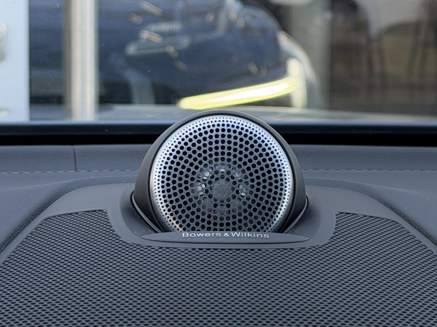 Volvo XC60 2.0 T8 Plug-in hybrid AWD Ultimate Dark |Pano|Luchtvering|Bowers & Wilkins|21"