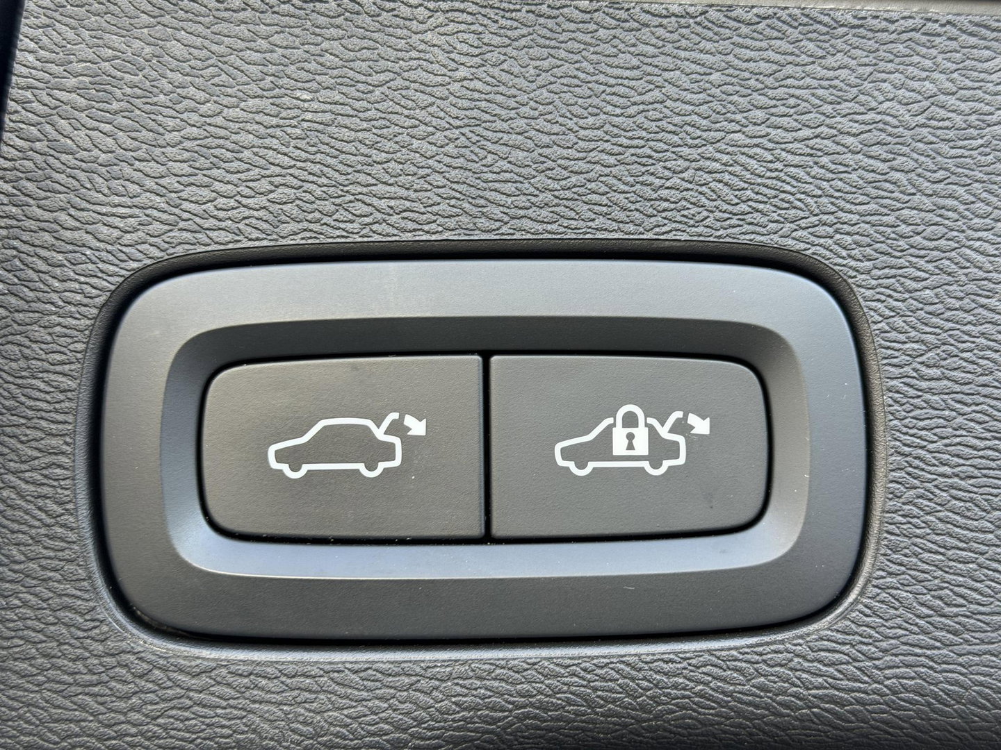 Volvo XC60 2.0 T8 Plug-in hybrid AWD Ultimate Dark |Pano|Luchtvering|Bowers & Wilkins|21"