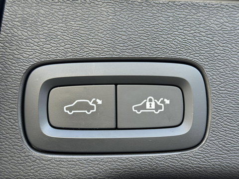 Volvo XC60 2.0 T8 Plug-in hybrid AWD Ultimate Dark |Pano|Luchtvering|Bowers & Wilkins|21"