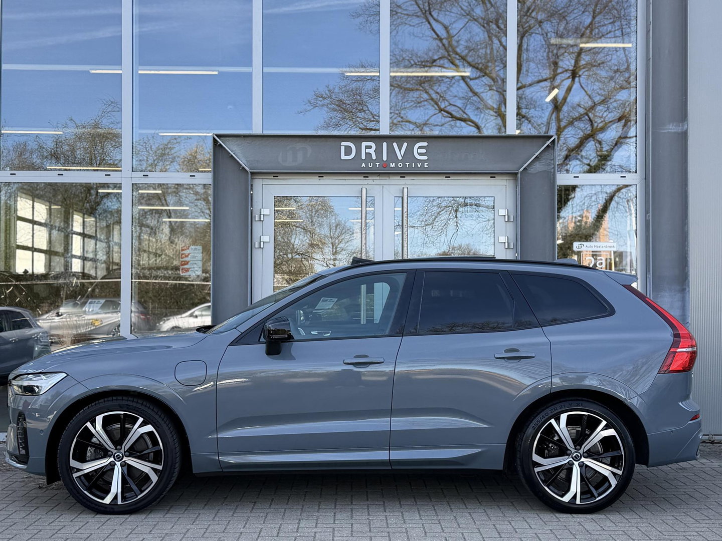 Volvo XC60 2.0 T8 Plug-in hybrid AWD Ultimate Dark |Pano|Luchtvering|Bowers & Wilkins|21"
