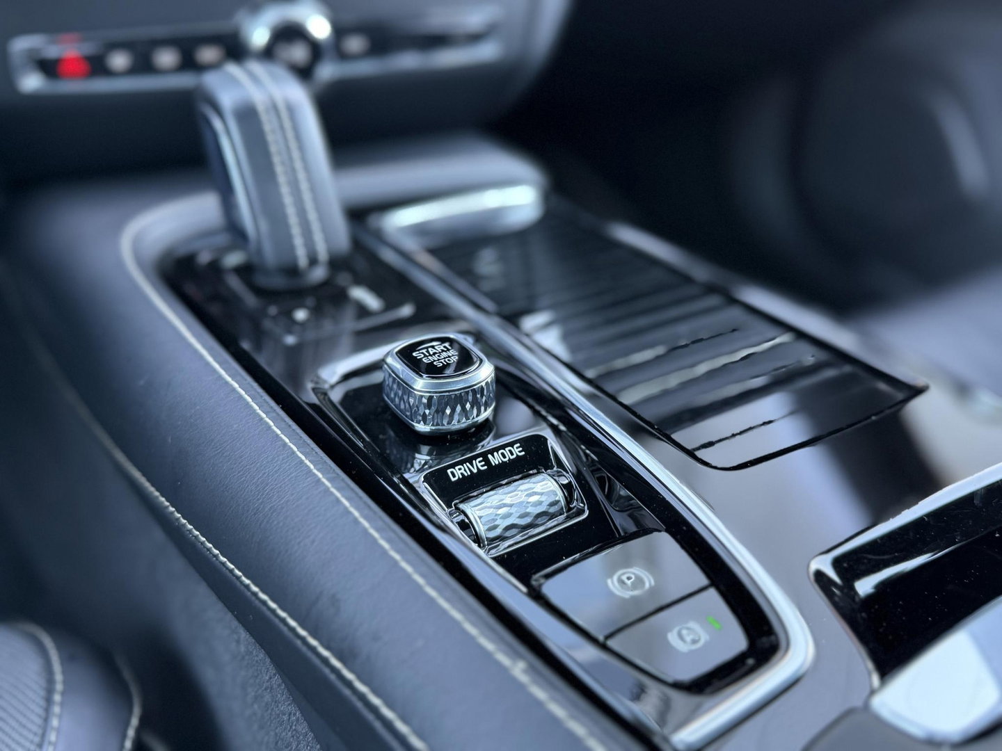 Volvo V60 2.0 T8 Recharge 390PK AWD R-Design |Pano|H/K|360CAM|AutoPilot|Trekhaak