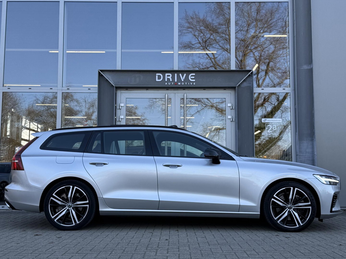 Volvo V60 2.0 T8 Recharge 390PK AWD R-Design |Pano|H/K|360CAM|AutoPilot|Trekhaak