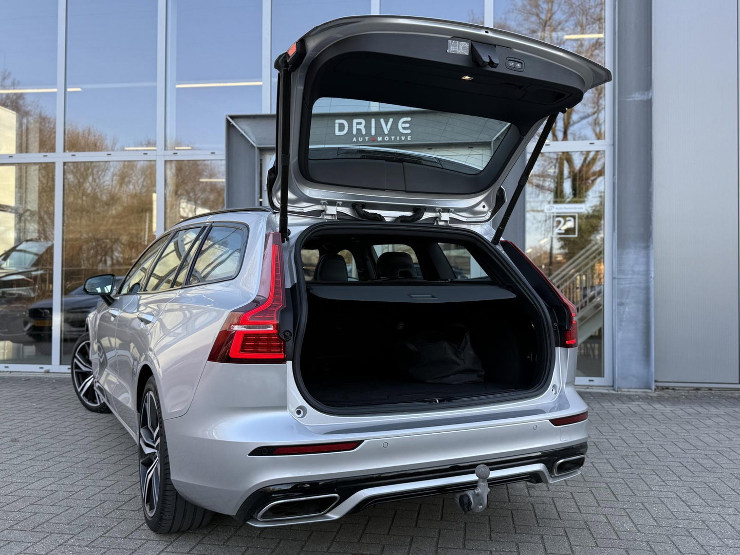 Volvo V60 2.0 T8 Recharge 390PK AWD R-Design |Pano|H/K|360CAM|AutoPilot|Trekhaak