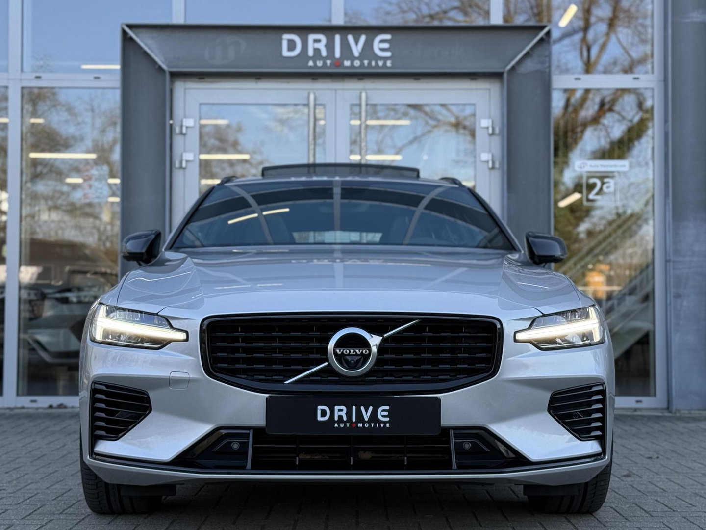 Volvo V60 2.0 T8 Recharge 390PK AWD R-Design |Pano|H/K|360CAM|AutoPilot|Trekhaak