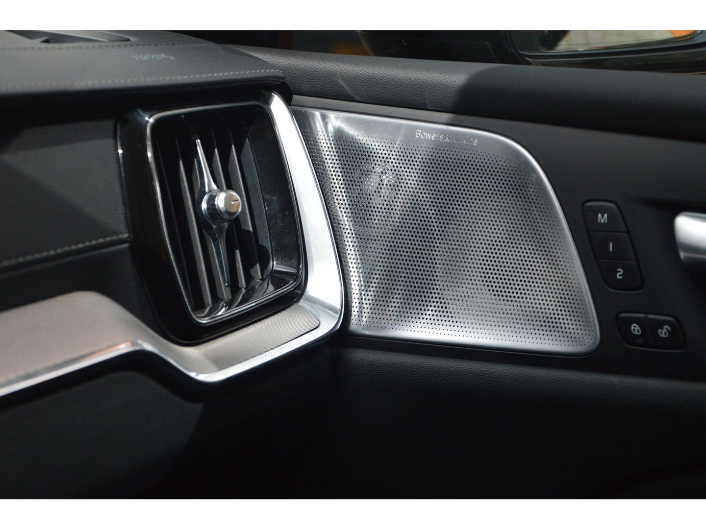 Volvo V60 T6 Hybride Ultimate Dark Long Range | Bowers & Wilkins | Head-Up Display | Panoramadak | Stoel + Stuur Verwarmd |