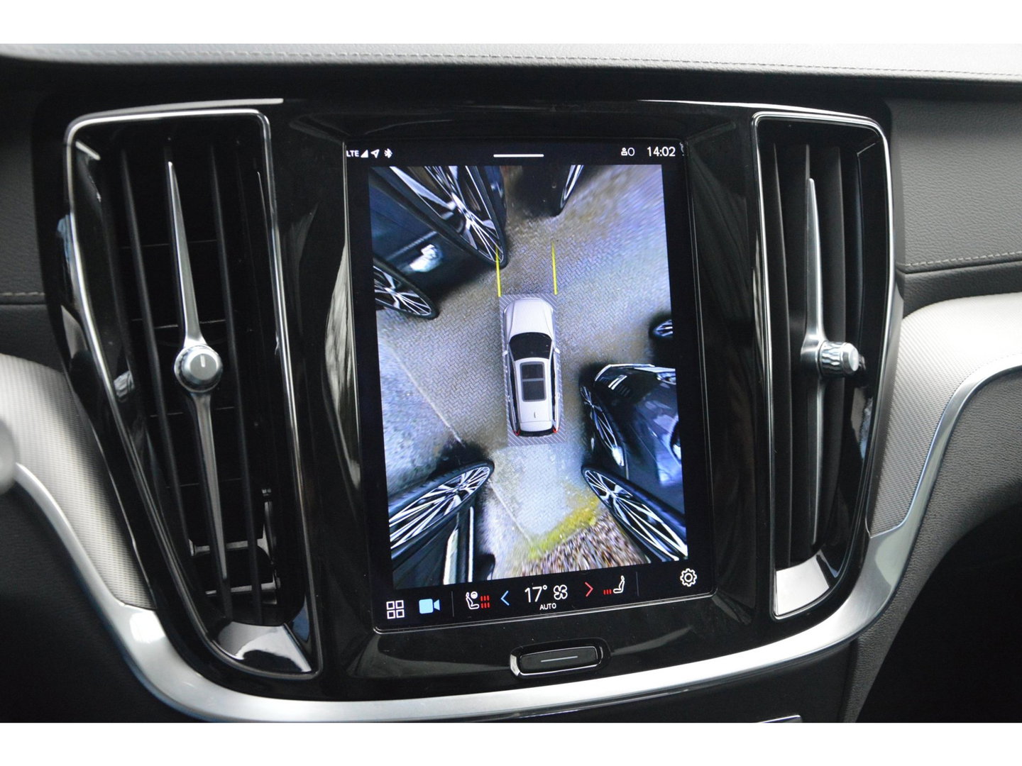 Volvo V60 T6 Hybride Ultimate Dark Long Range | Bowers & Wilkins | Head-Up Display | Panoramadak | Stoel + Stuur Verwarmd |