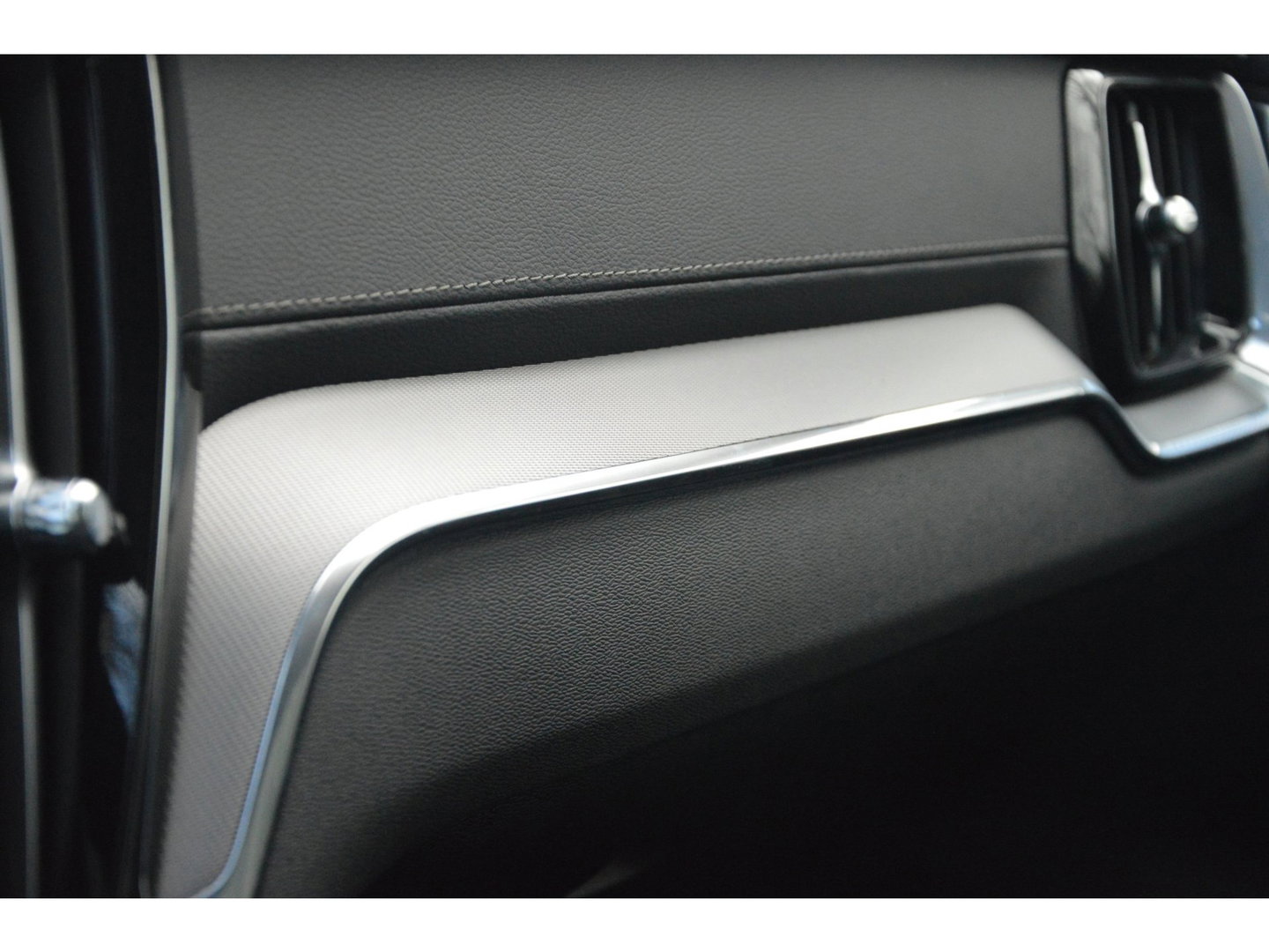 Volvo V60 T6 Hybride Ultimate Dark Long Range | Bowers & Wilkins | Head-Up Display | Panoramadak | Stoel + Stuur Verwarmd |