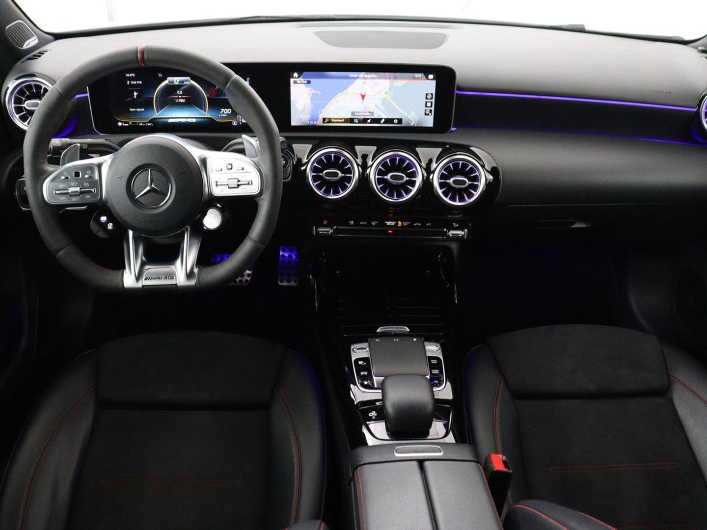 Mercedes-Benz A-Klasse AMG 35 4Matic Night | Panoramadak | Carplay | Widescreen | Stoelverwarming | Burmester | 360 camera | Sfeerverlichting | Leder/Alcantara | Navigatie