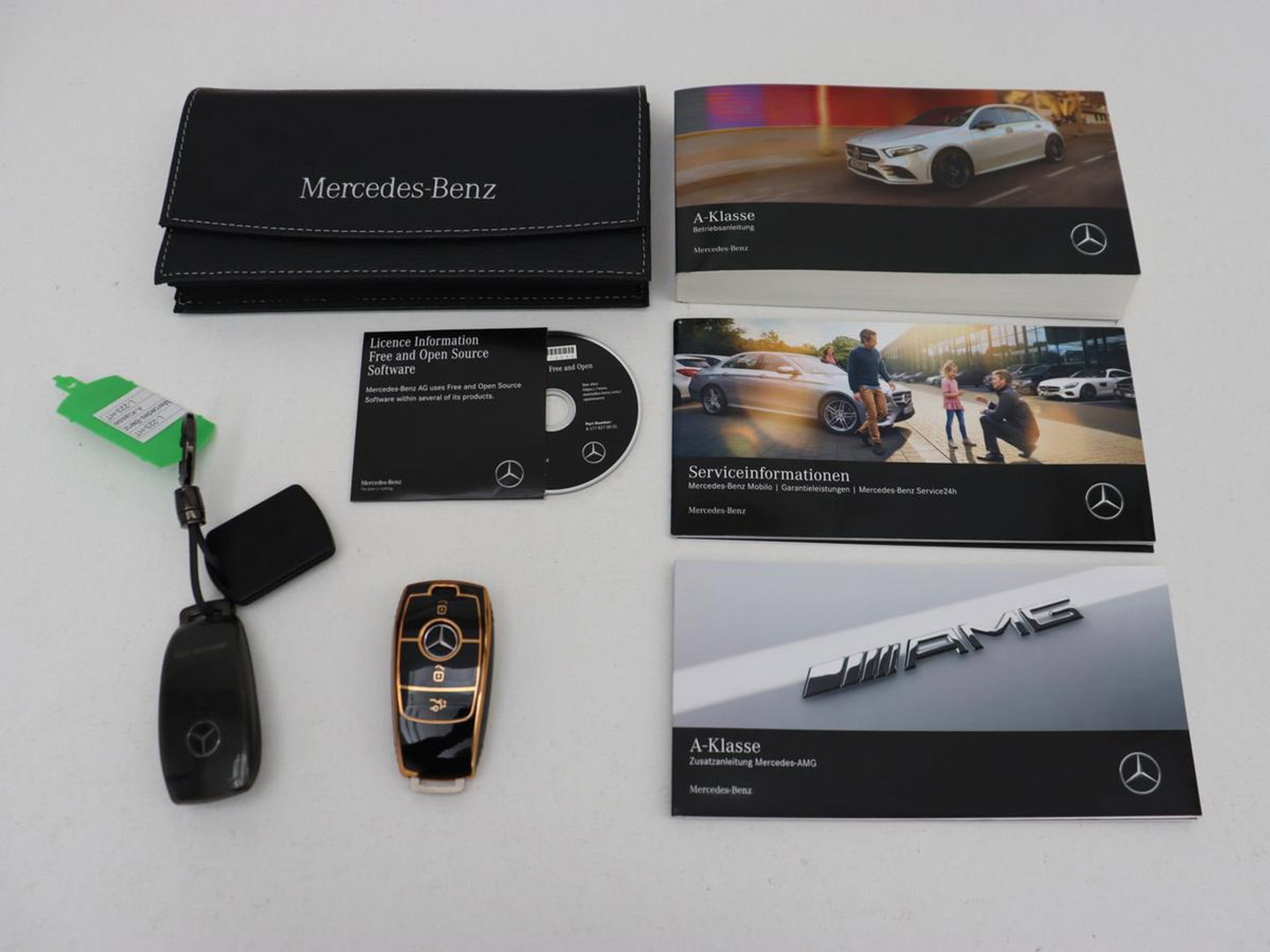 Mercedes-Benz A-Klasse AMG 35 4Matic Night | Panoramadak | Carplay | Widescreen | Stoelverwarming | Burmester | 360 camera | Sfeerverlichting | Leder/Alcantara | Navigatie