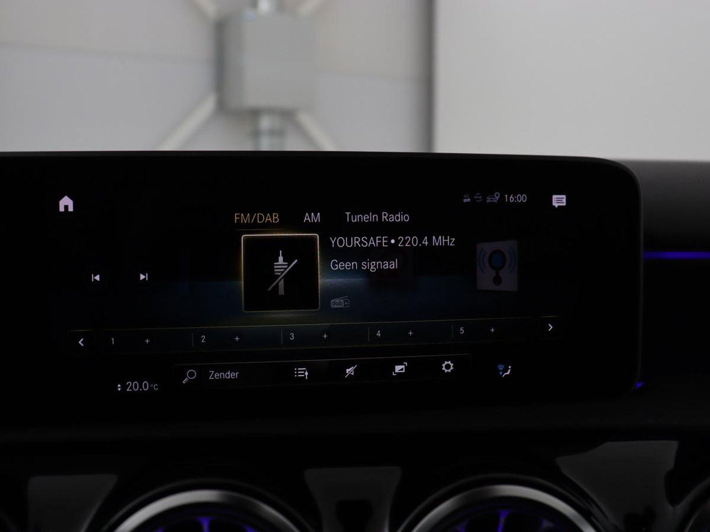 Mercedes-Benz A-Klasse AMG 35 4Matic Night | Panoramadak | Carplay | Widescreen | Stoelverwarming | Burmester | 360 camera | Sfeerverlichting | Leder/Alcantara | Navigatie