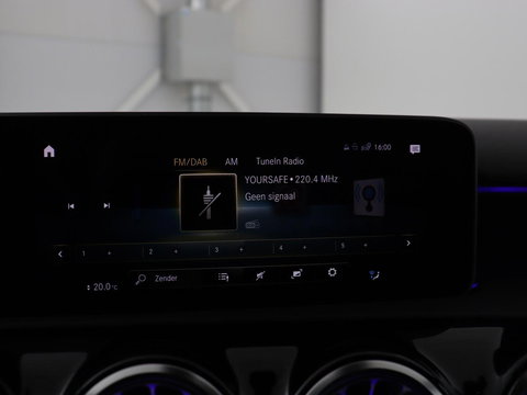 Mercedes-Benz A-Klasse AMG 35 4Matic Night | Panoramadak | Carplay | Widescreen | Stoelverwarming | Burmester | 360 camera | Sfeerverlichting | Leder/Alcantara | Navigatie