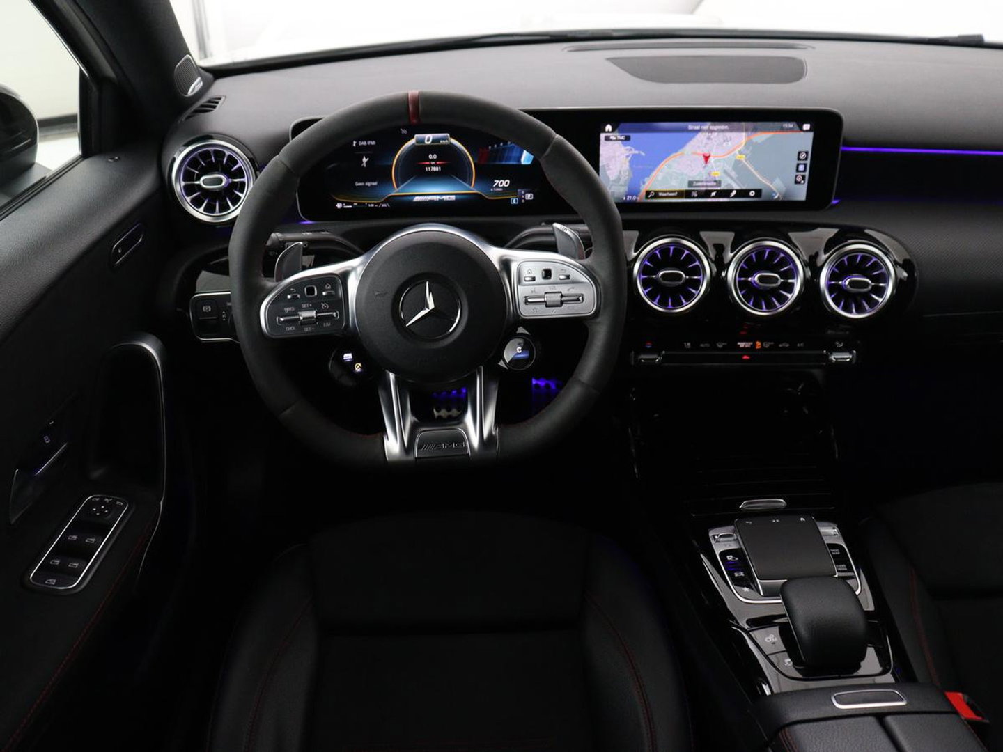 Mercedes-Benz A-Klasse AMG 35 4Matic Night | Panoramadak | Carplay | Widescreen | Stoelverwarming | Burmester | 360 camera | Sfeerverlichting | Leder/Alcantara | Navigatie