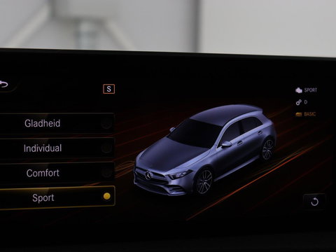 Mercedes-Benz A-Klasse AMG 35 4Matic Night | Panoramadak | Carplay | Widescreen | Stoelverwarming | Burmester | 360 camera | Sfeerverlichting | Leder/Alcantara | Navigatie