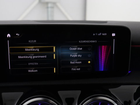 Mercedes-Benz A-Klasse AMG 35 4Matic Night | Panoramadak | Carplay | Widescreen | Stoelverwarming | Burmester | 360 camera | Sfeerverlichting | Leder/Alcantara | Navigatie
