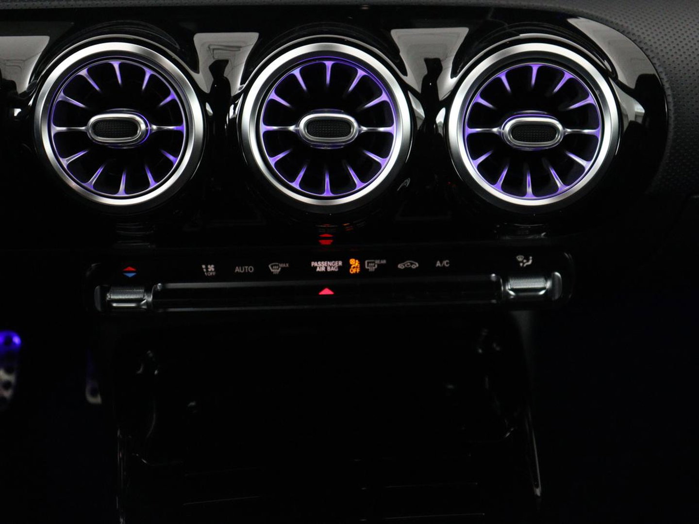 Mercedes-Benz A-Klasse AMG 35 4Matic Night | Panoramadak | Carplay | Widescreen | Stoelverwarming | Burmester | 360 camera | Sfeerverlichting | Leder/Alcantara | Navigatie