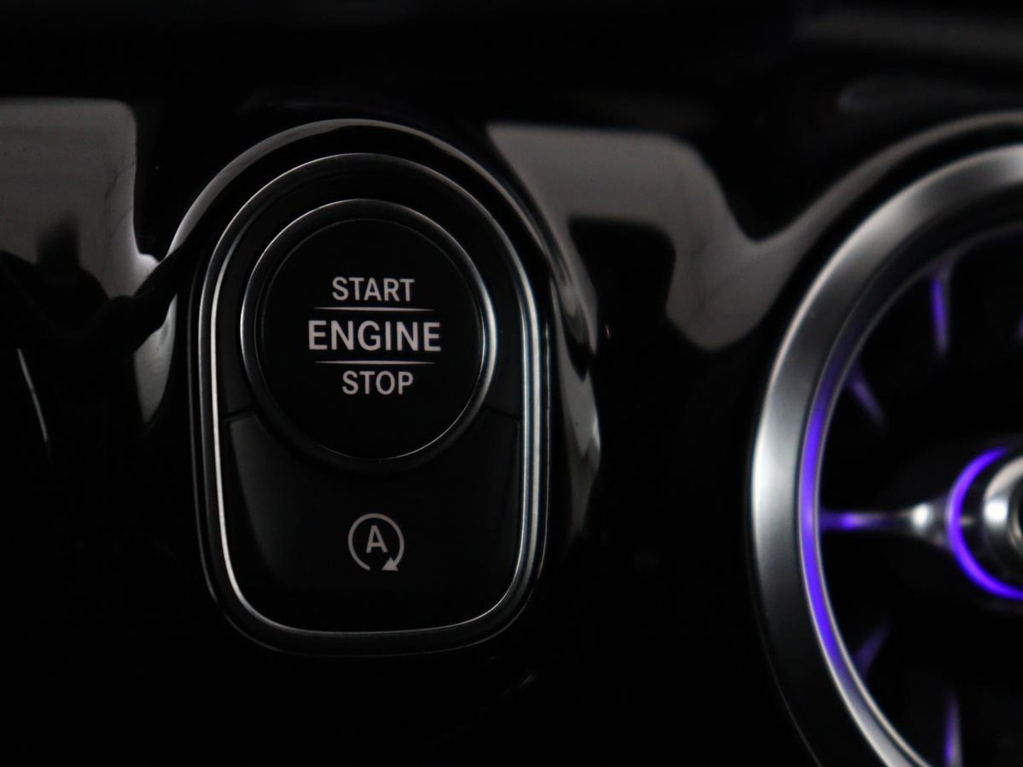 Mercedes-Benz A-Klasse AMG 35 4Matic Night | Panoramadak | Carplay | Widescreen | Stoelverwarming | Burmester | 360 camera | Sfeerverlichting | Leder/Alcantara | Navigatie