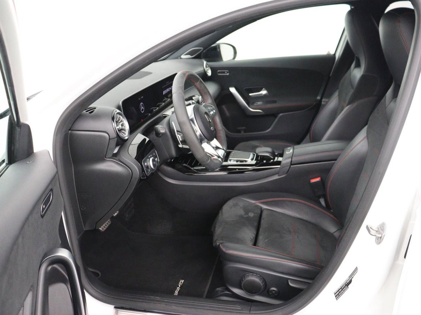 Mercedes-Benz A-Klasse AMG 35 4Matic Night | Panoramadak | Carplay | Widescreen | Stoelverwarming | Burmester | 360 camera | Sfeerverlichting | Leder/Alcantara | Navigatie