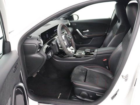 Mercedes-Benz A-Klasse AMG 35 4Matic Night | Panoramadak | Carplay | Widescreen | Stoelverwarming | Burmester | 360 camera | Sfeerverlichting | Leder/Alcantara | Navigatie