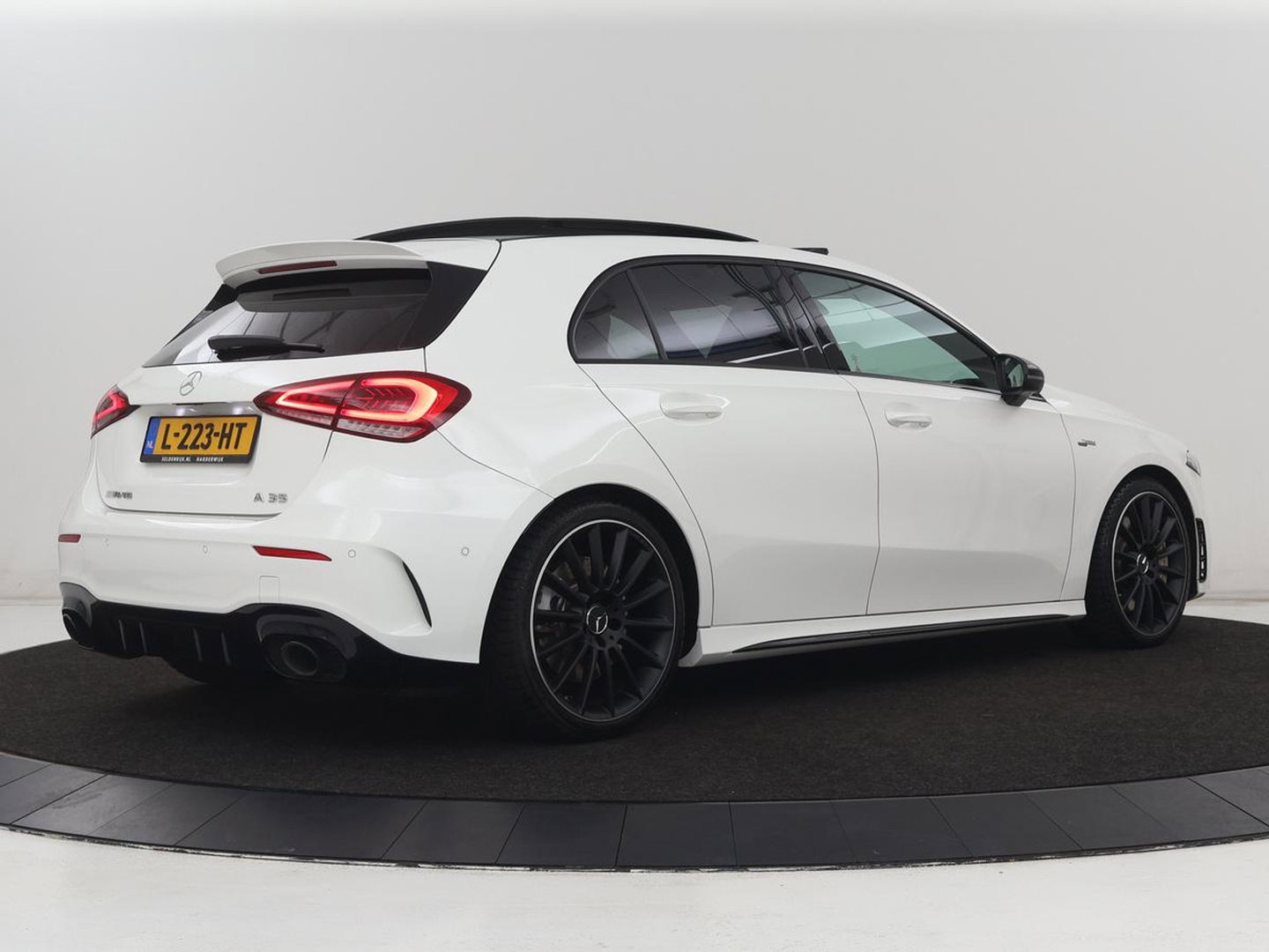 Mercedes-Benz A-Klasse AMG 35 4Matic Night | Panoramadak | Carplay | Widescreen | Stoelverwarming | Burmester | 360 camera | Sfeerverlichting | Leder/Alcantara | Navigatie