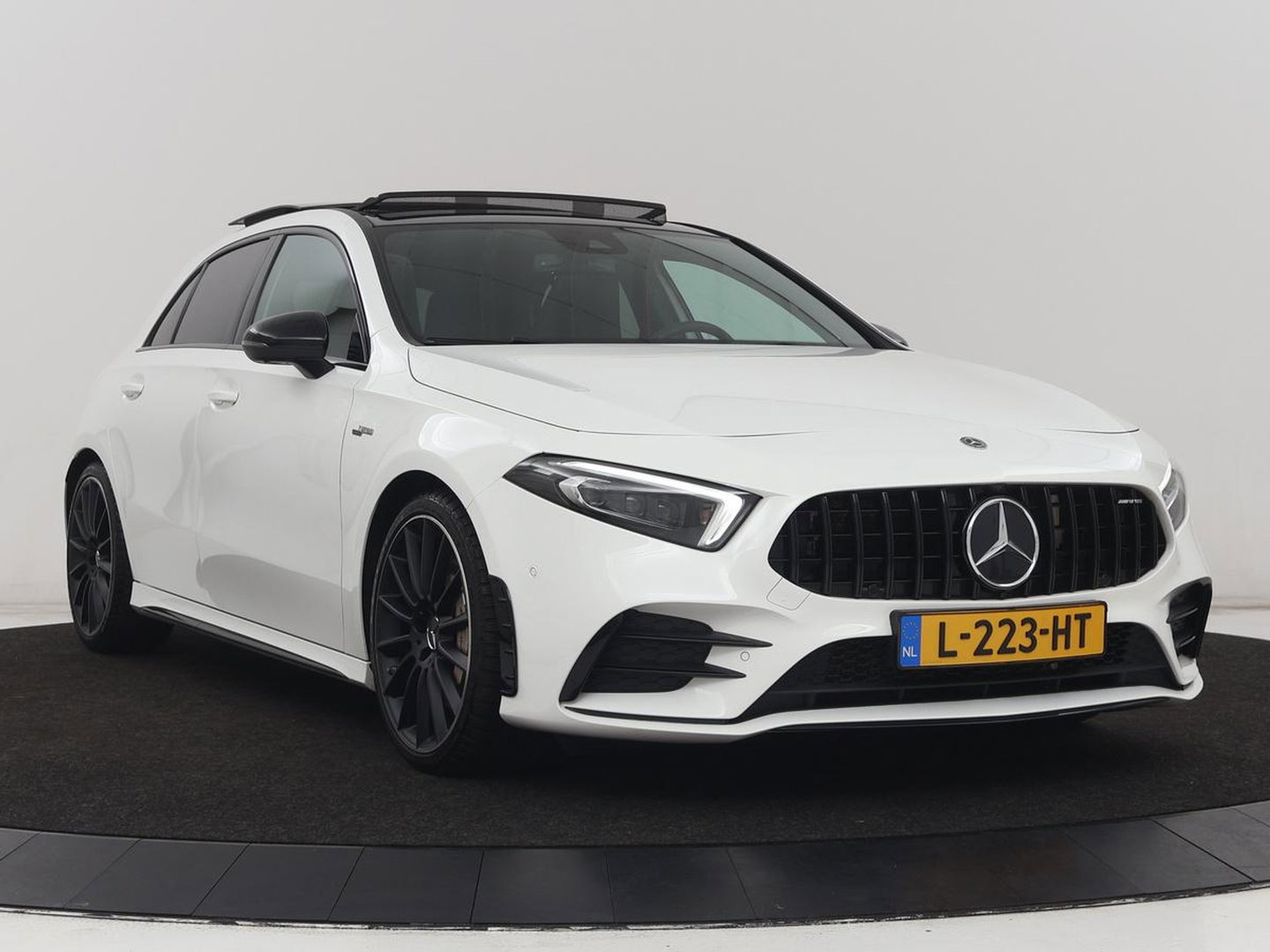Mercedes-Benz A-Klasse AMG 35 4Matic Night | Panoramadak | Carplay | Widescreen | Stoelverwarming | Burmester | 360 camera | Sfeerverlichting | Leder/Alcantara | Navigatie