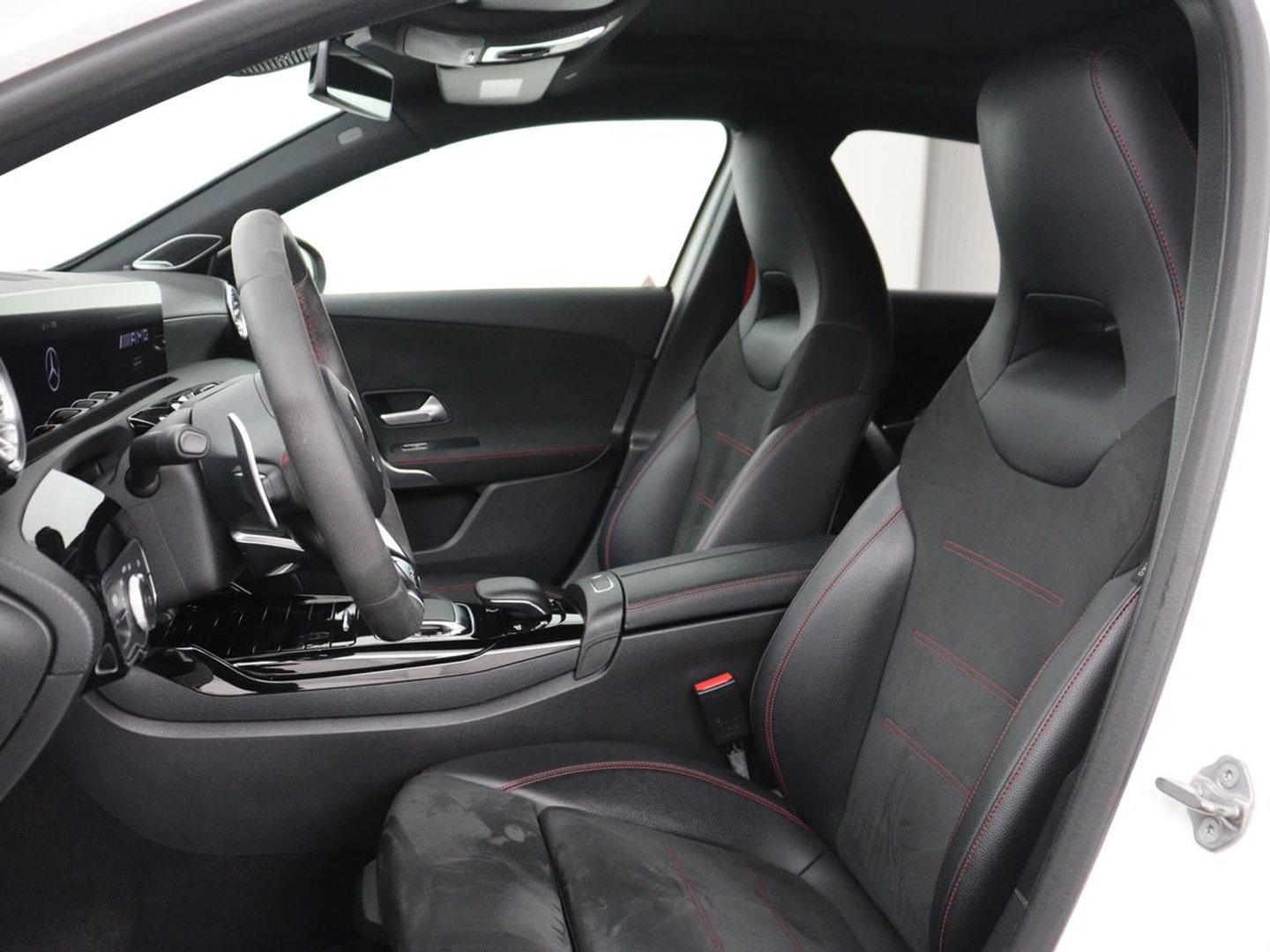 Mercedes-Benz A-Klasse AMG 35 4Matic Night | Panoramadak | Carplay | Widescreen | Stoelverwarming | Burmester | 360 camera | Sfeerverlichting | Leder/Alcantara | Navigatie