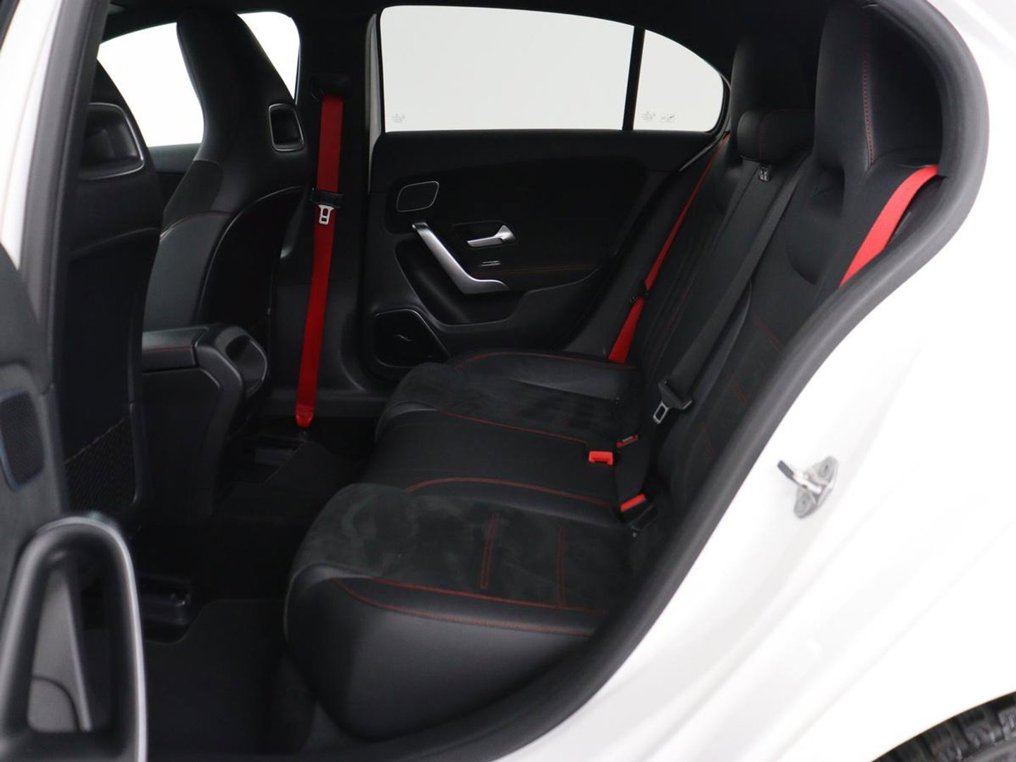 Mercedes-Benz A-Klasse AMG 35 4Matic Night | Panoramadak | Carplay | Widescreen | Stoelverwarming | Burmester | 360 camera | Sfeerverlichting | Leder/Alcantara | Navigatie