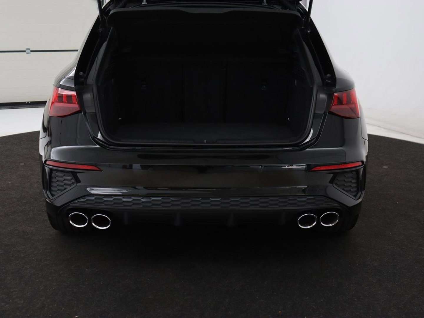 Audi A3 2.0 TFSI S3 quattro | Adaptive cruise | Bang & Olufsen | Matrix LED | Leder/Alcantara | Park Assist | Stoelverwarming | Virtual Cockpit | Carplay | Navigatie | Sportstoelen | Climate control