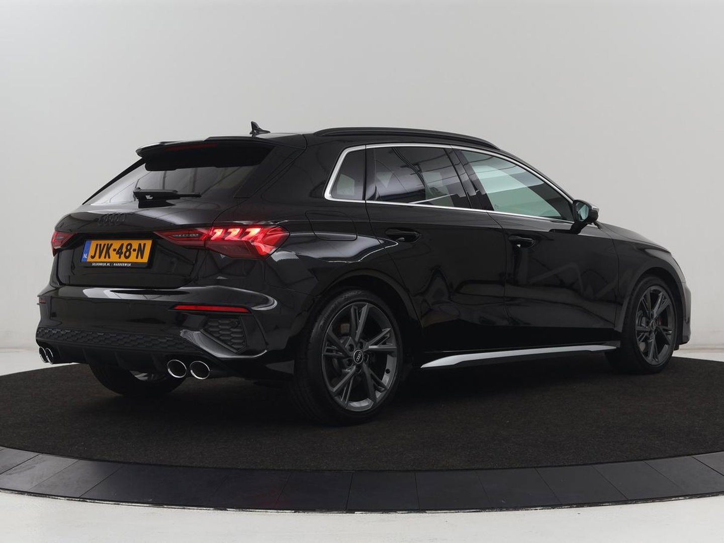 Audi A3 2.0 TFSI S3 quattro | Adaptive cruise | Bang & Olufsen | Matrix LED | Leder/Alcantara | Park Assist | Stoelverwarming | Virtual Cockpit | Carplay | Navigatie | Sportstoelen | Climate control