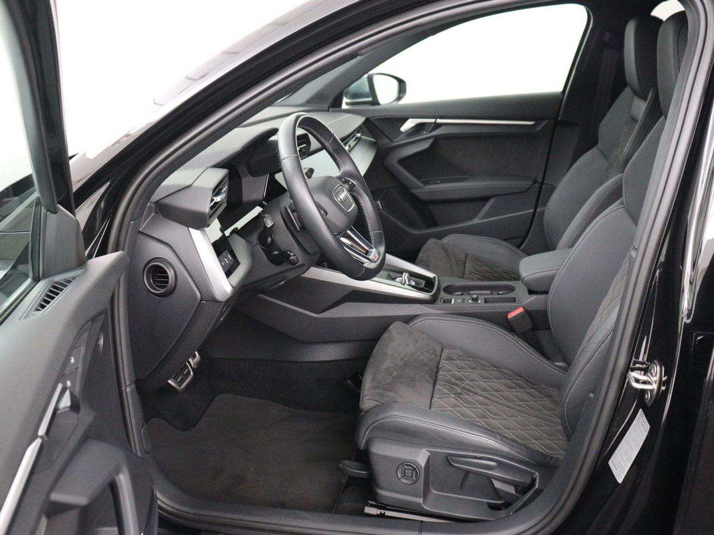 Audi A3 2.0 TFSI S3 quattro | Adaptive cruise | Bang & Olufsen | Matrix LED | Leder/Alcantara | Park Assist | Stoelverwarming | Virtual Cockpit | Carplay | Navigatie | Sportstoelen | Climate control