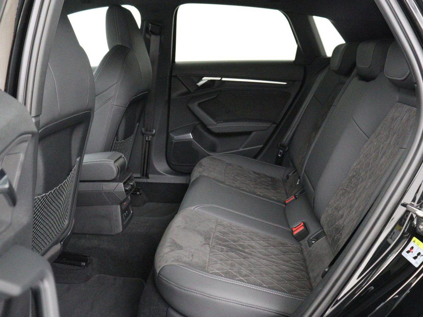 Audi A3 2.0 TFSI S3 quattro | Adaptive cruise | Bang & Olufsen | Matrix LED | Leder/Alcantara | Park Assist | Stoelverwarming | Virtual Cockpit | Carplay | Navigatie | Sportstoelen | Climate control