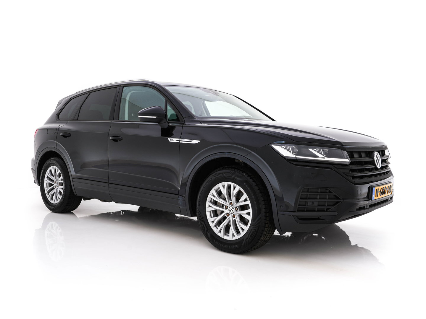 Volkswagen Touareg 3.0 TDI R-Line (INCL-BTW) Aut. *LEATHER | FULL-LED | BLIND-SPOT | HEATED-COMFORTSEATS | AIR-SUSPENSION | KEYLESS | CAMERA | NAVI-FULLMAP | PRIVACY-GLASS | ADAPTIVE-CRUISE |  SHIFT-PADDLES | TOWBAR*