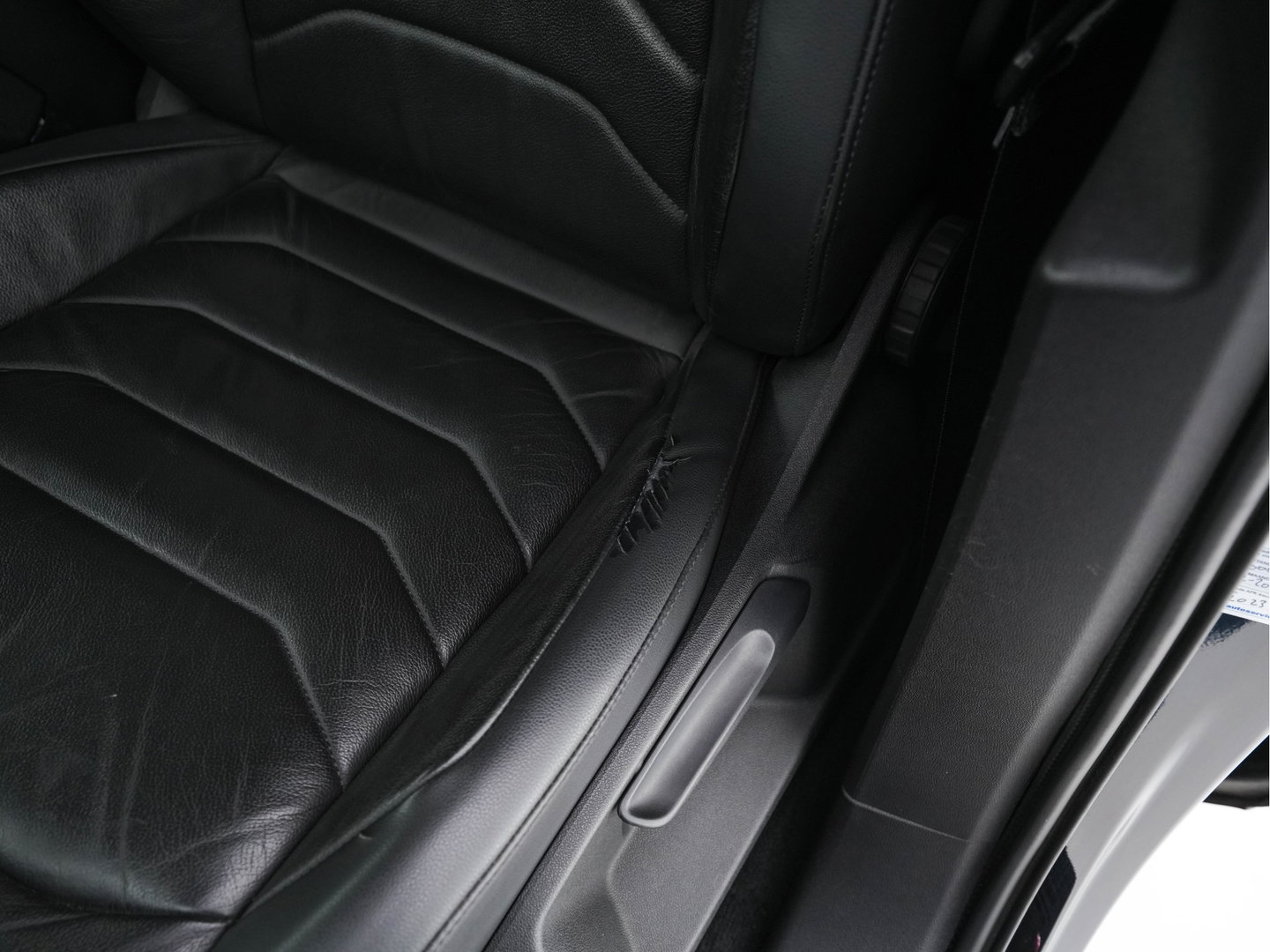 Volkswagen Touareg 3.0 TDI R-Line (INCL-BTW) Aut. *LEATHER | FULL-LED | BLIND-SPOT | HEATED-COMFORTSEATS | AIR-SUSPENSION | KEYLESS | CAMERA | NAVI-FULLMAP | PRIVACY-GLASS | ADAPTIVE-CRUISE |  SHIFT-PADDLES | TOWBAR*