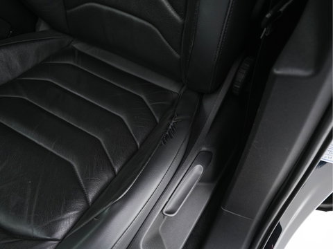 Volkswagen Touareg 3.0 TDI R-Line (INCL-BTW) Aut. *LEATHER | FULL-LED | BLIND-SPOT | HEATED-COMFORTSEATS | AIR-SUSPENSION | KEYLESS | CAMERA | NAVI-FULLMAP | PRIVACY-GLASS | ADAPTIVE-CRUISE |  SHIFT-PADDLES | TOWBAR*