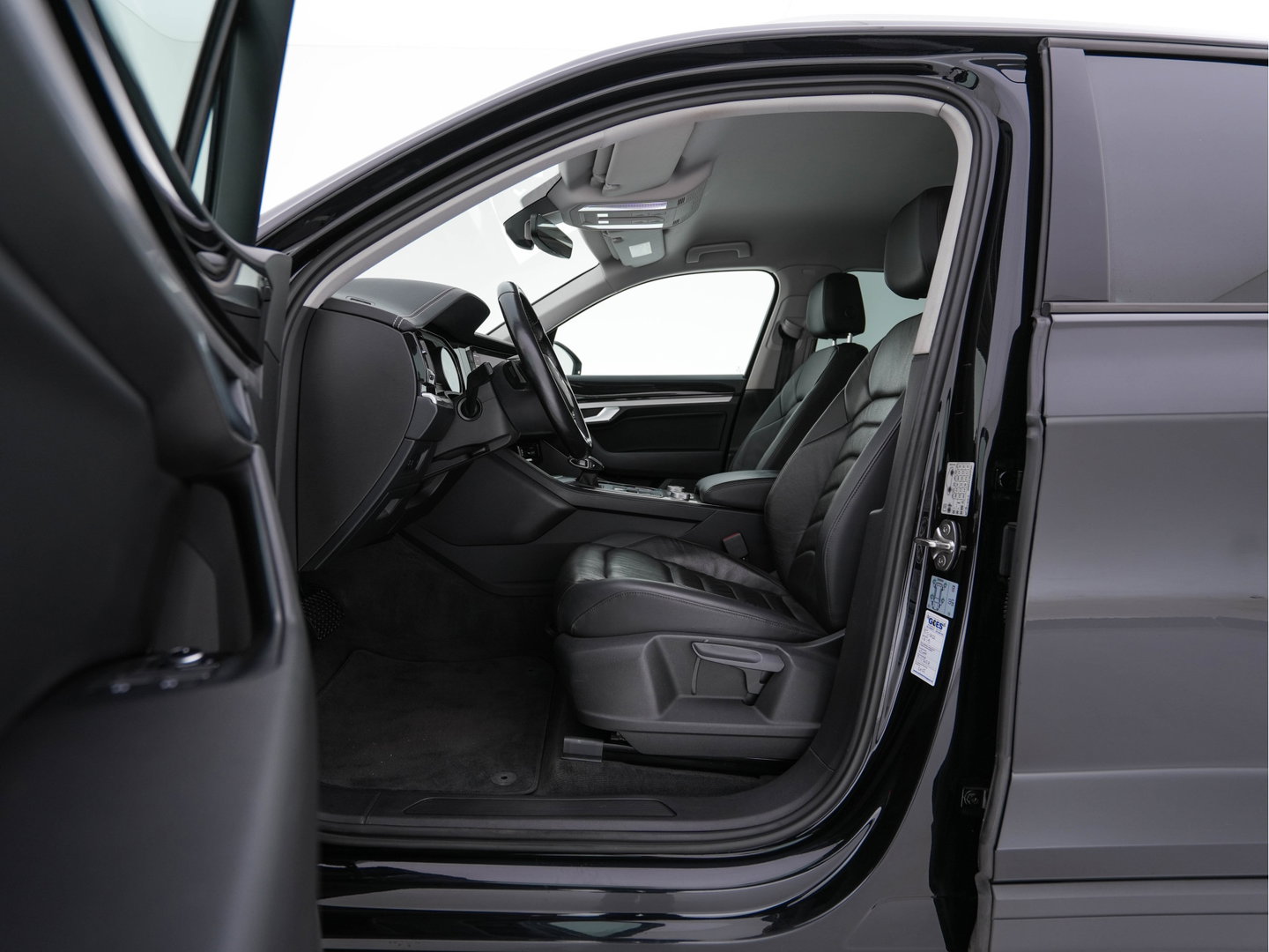 Volkswagen Touareg 3.0 TDI R-Line (INCL-BTW) Aut. *LEATHER | FULL-LED | BLIND-SPOT | HEATED-COMFORTSEATS | AIR-SUSPENSION | KEYLESS | CAMERA | NAVI-FULLMAP | PRIVACY-GLASS | ADAPTIVE-CRUISE |  SHIFT-PADDLES | TOWBAR*