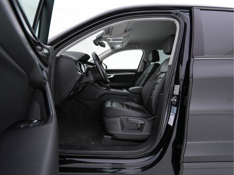 Volkswagen Touareg 3.0 TDI R-Line (INCL-BTW) Aut. *LEATHER | FULL-LED | BLIND-SPOT | HEATED-COMFORTSEATS | AIR-SUSPENSION | KEYLESS | CAMERA | NAVI-FULLMAP | PRIVACY-GLASS | ADAPTIVE-CRUISE |  SHIFT-PADDLES | TOWBAR*