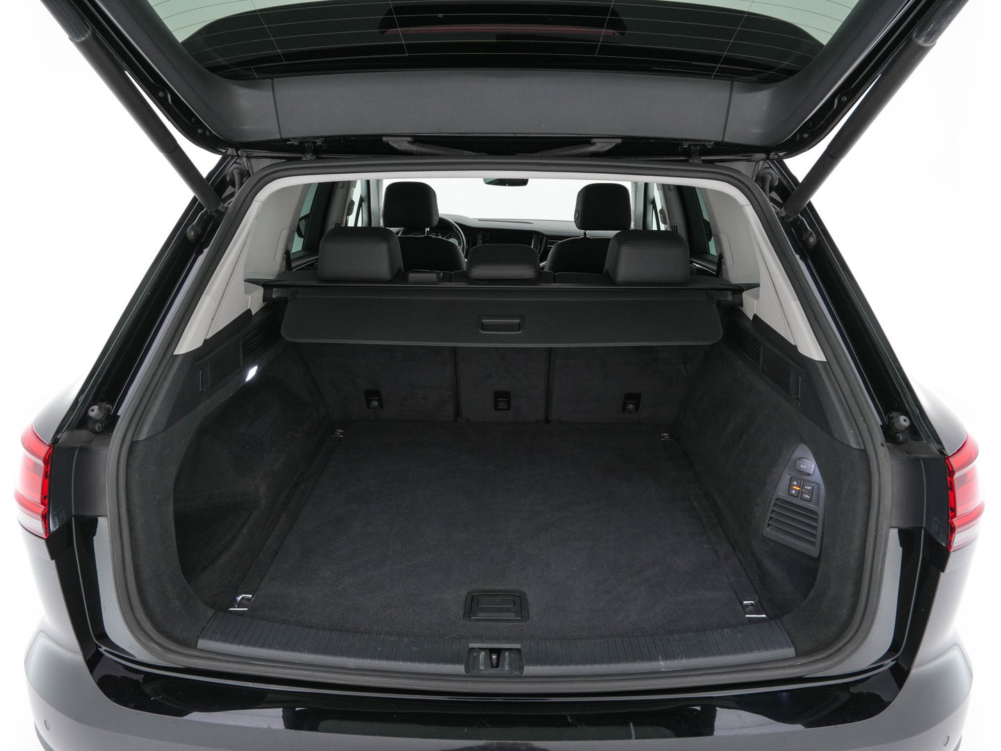 Volkswagen Touareg 3.0 TDI R-Line (INCL-BTW) Aut. *LEATHER | FULL-LED | BLIND-SPOT | HEATED-COMFORTSEATS | AIR-SUSPENSION | KEYLESS | CAMERA | NAVI-FULLMAP | PRIVACY-GLASS | ADAPTIVE-CRUISE |  SHIFT-PADDLES | TOWBAR*